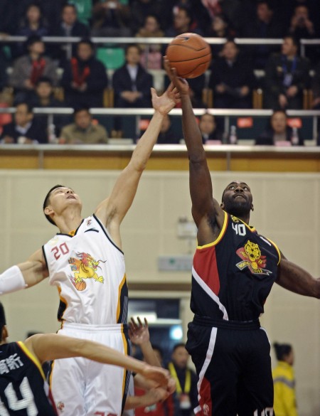 湖人险胜太 湖人险胜太